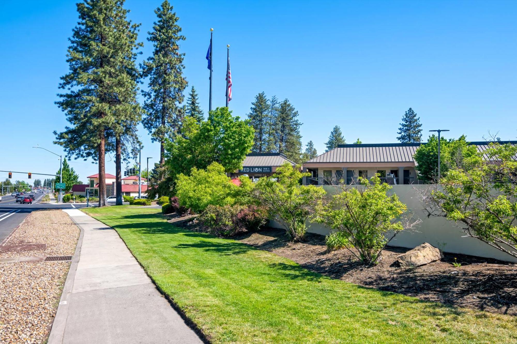 Red Lion Inn & Suites Deschutes River - Бенд Екстериор снимка