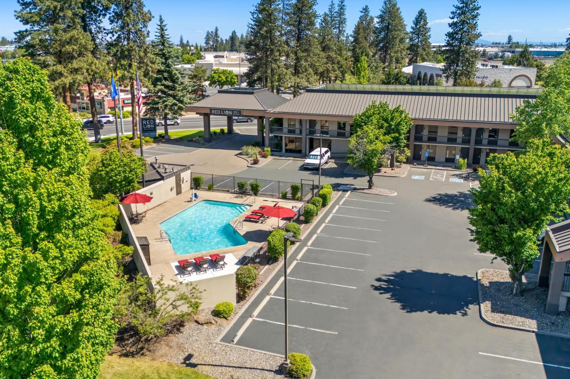 Red Lion Inn & Suites Deschutes River - Бенд Екстериор снимка