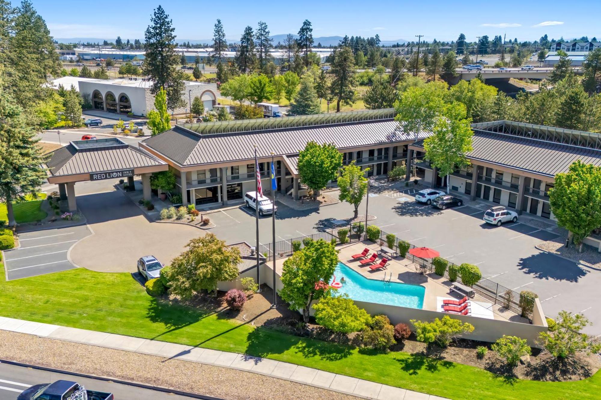 Red Lion Inn & Suites Deschutes River - Бенд Екстериор снимка
