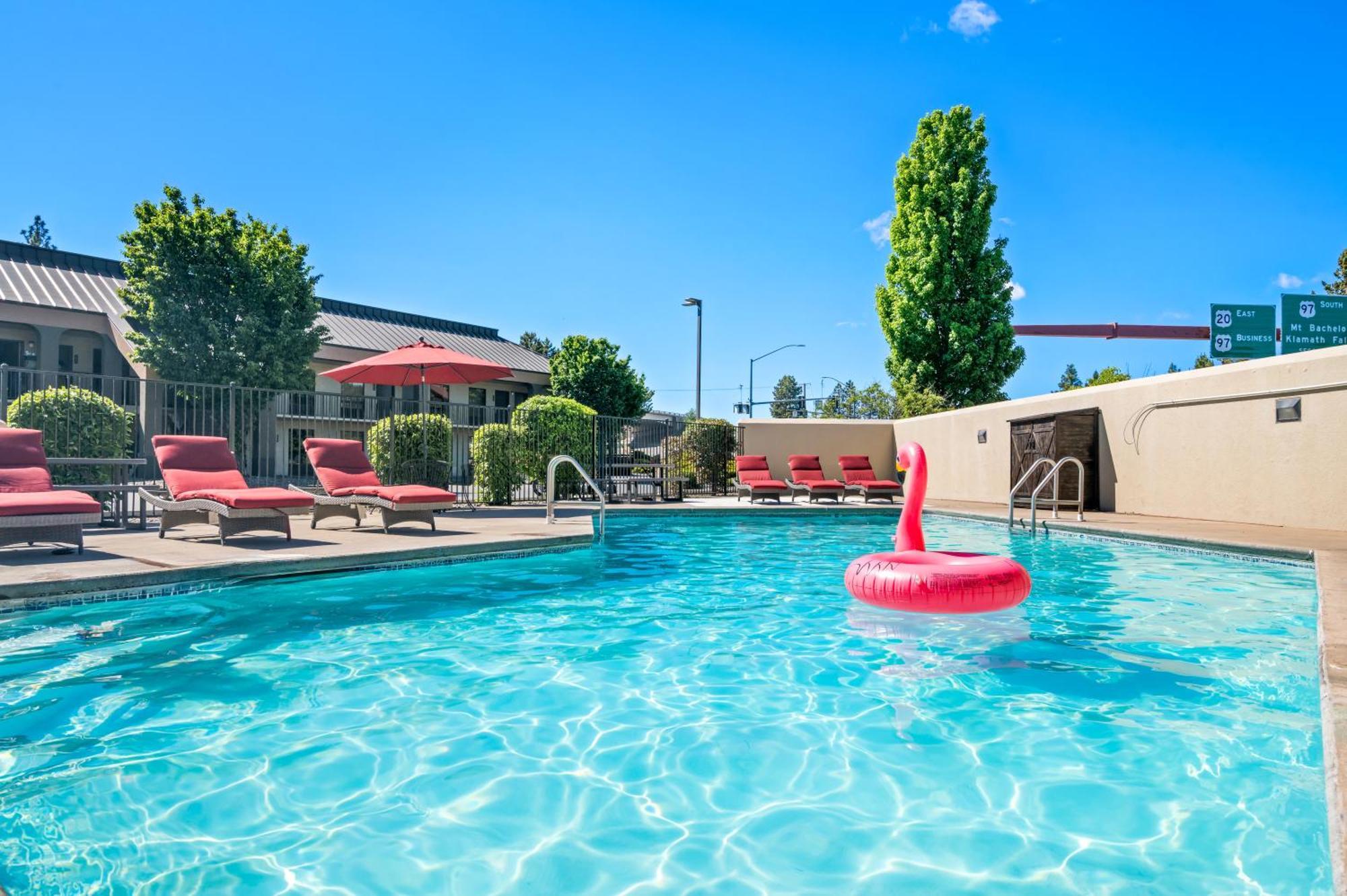 Red Lion Inn & Suites Deschutes River - Бенд Екстериор снимка