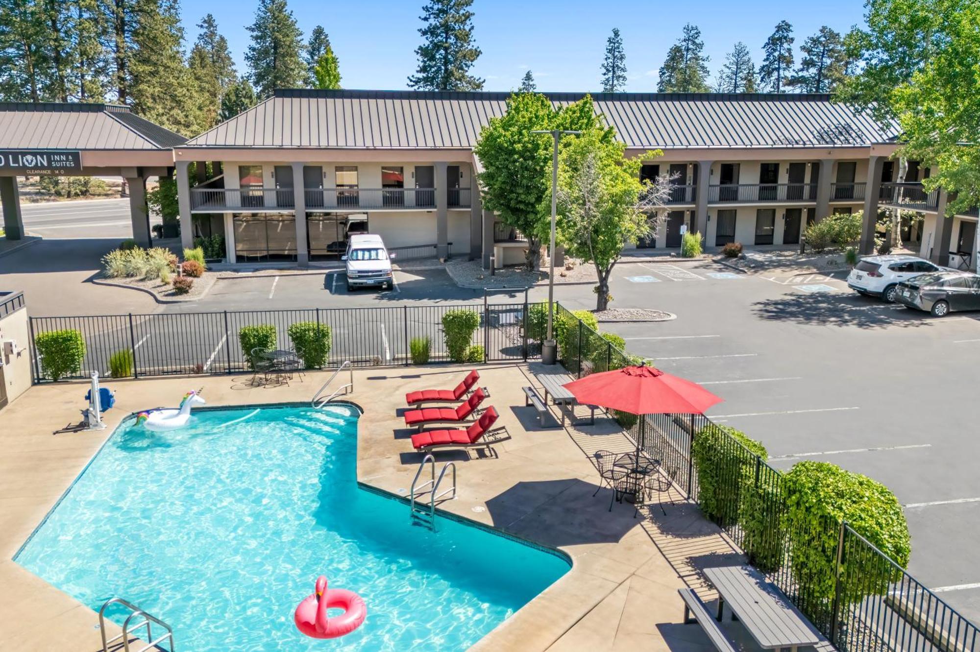 Red Lion Inn & Suites Deschutes River - Бенд Екстериор снимка