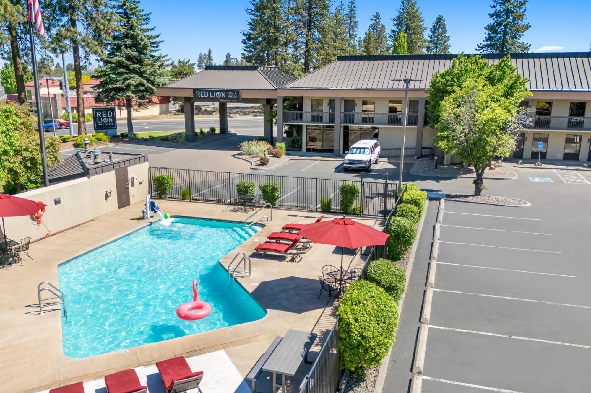 Red Lion Inn & Suites Deschutes River - Бенд Екстериор снимка