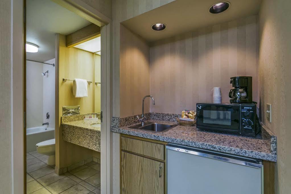 Red Lion Inn & Suites Deschutes River - Бенд Екстериор снимка