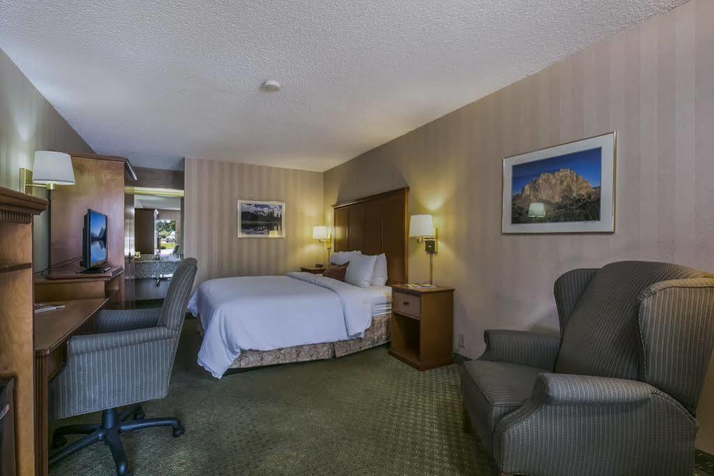 Red Lion Inn & Suites Deschutes River - Бенд Екстериор снимка