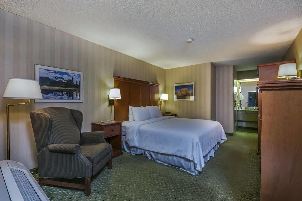Red Lion Inn & Suites Deschutes River - Бенд Екстериор снимка