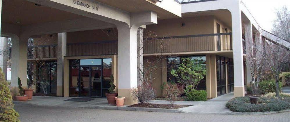 Red Lion Inn & Suites Deschutes River - Бенд Екстериор снимка