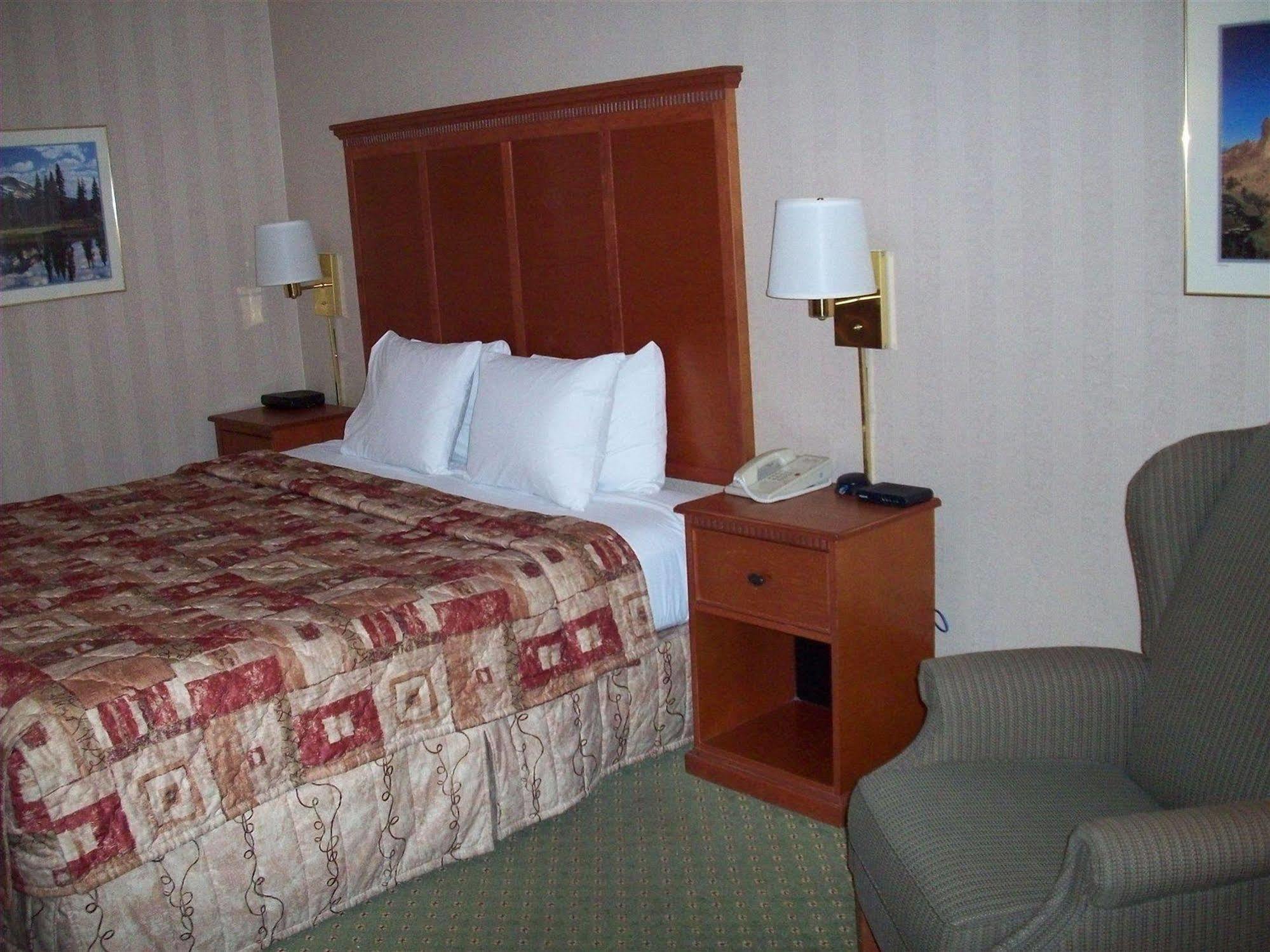 Red Lion Inn & Suites Deschutes River - Бенд Екстериор снимка