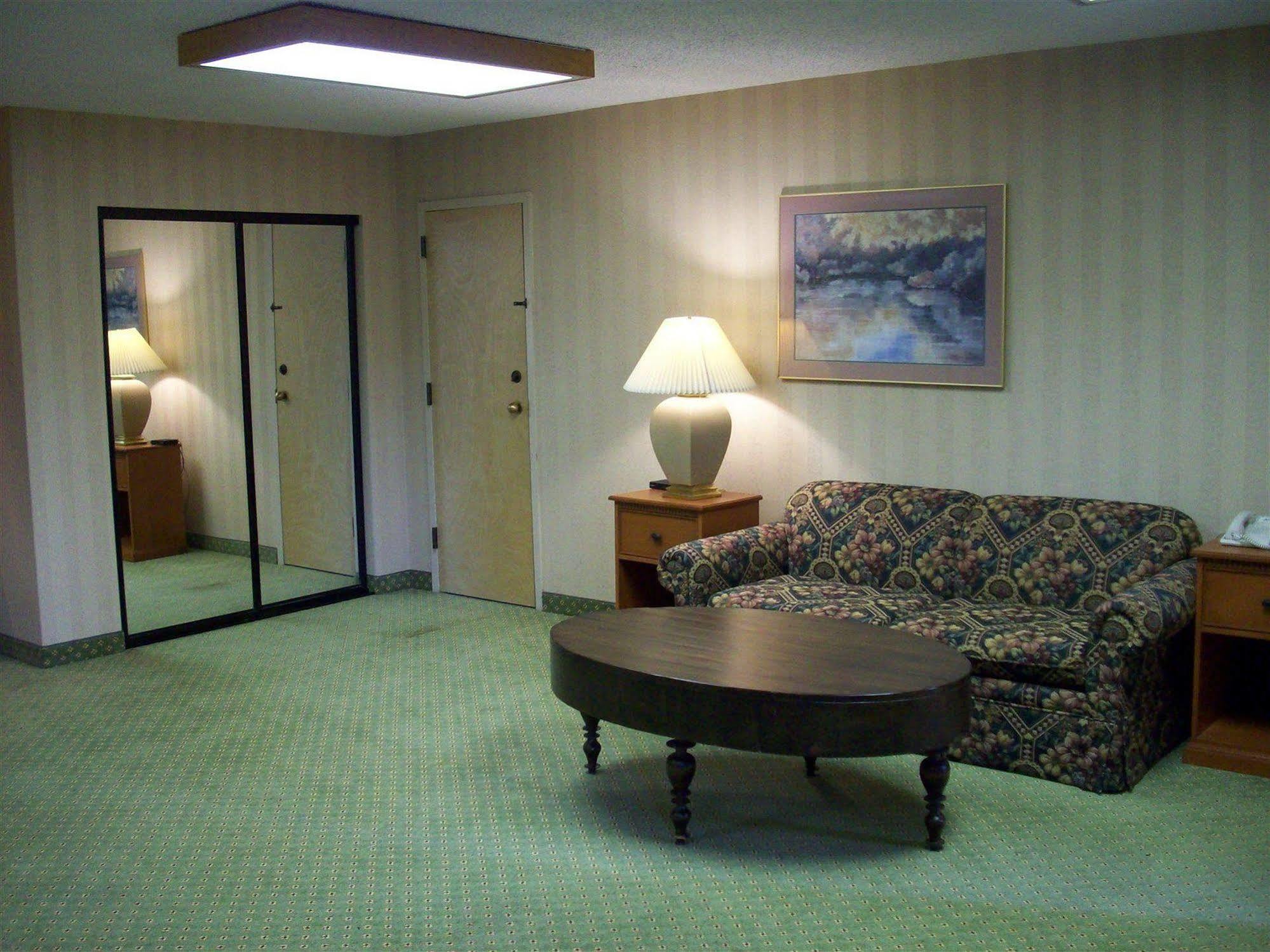 Red Lion Inn & Suites Deschutes River - Бенд Екстериор снимка
